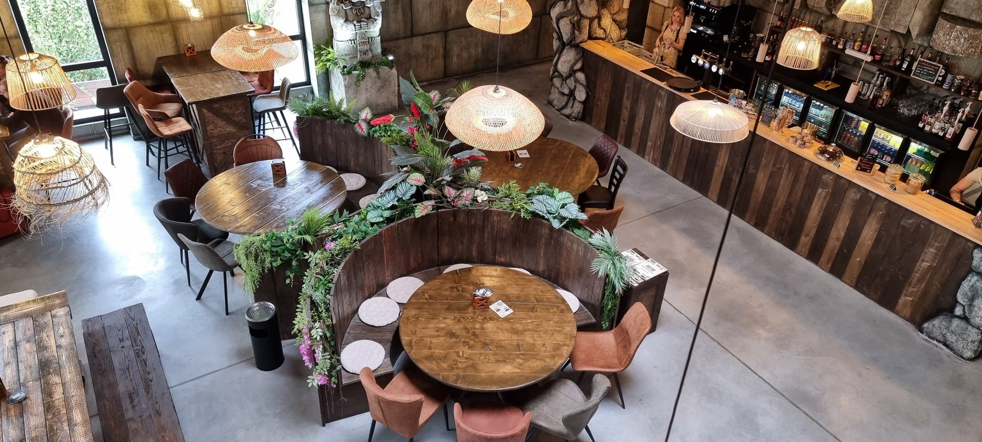 The round tables and the bar, seen from the mezzanine
