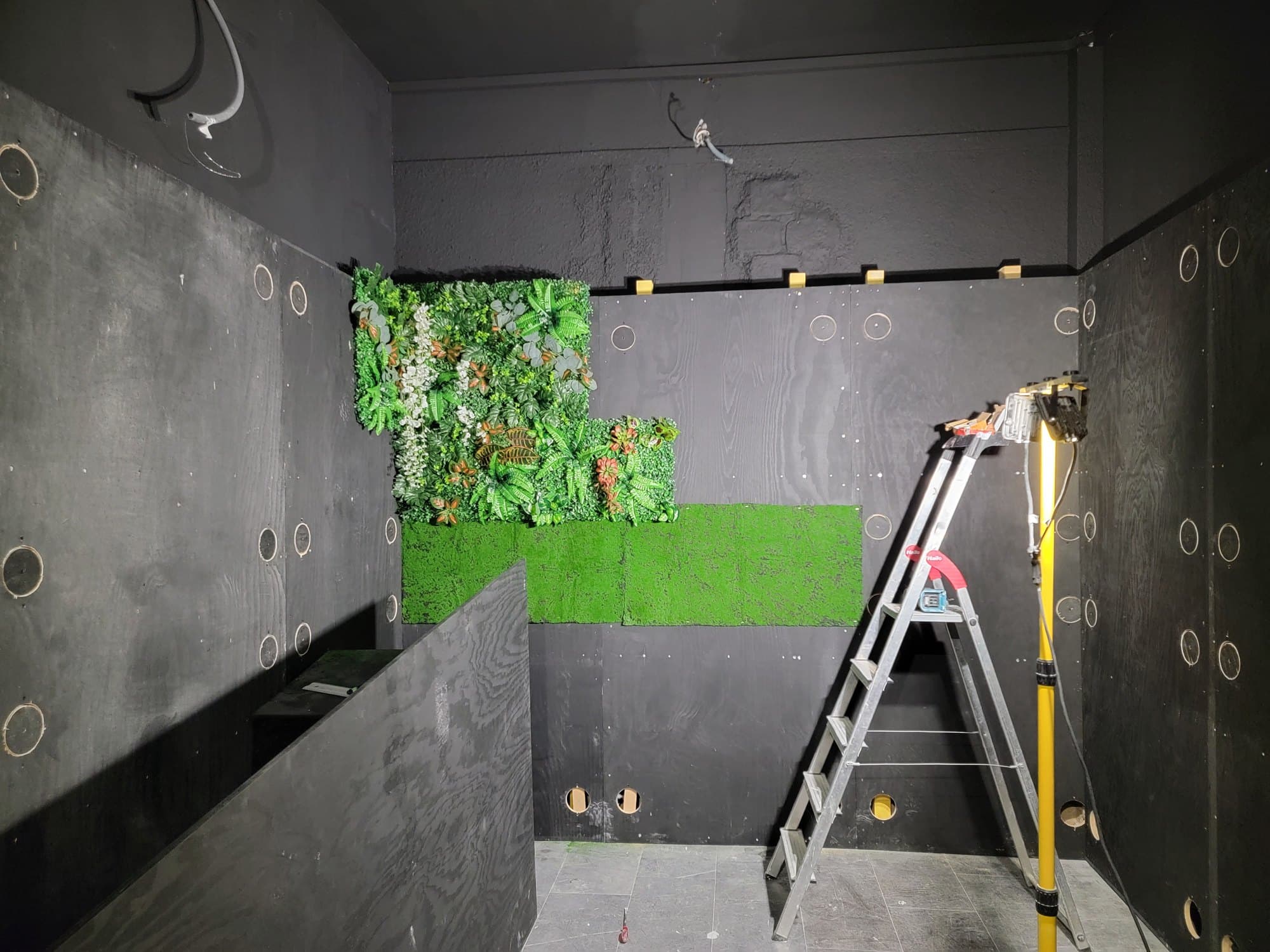 Le mur de mousse en cours de pose