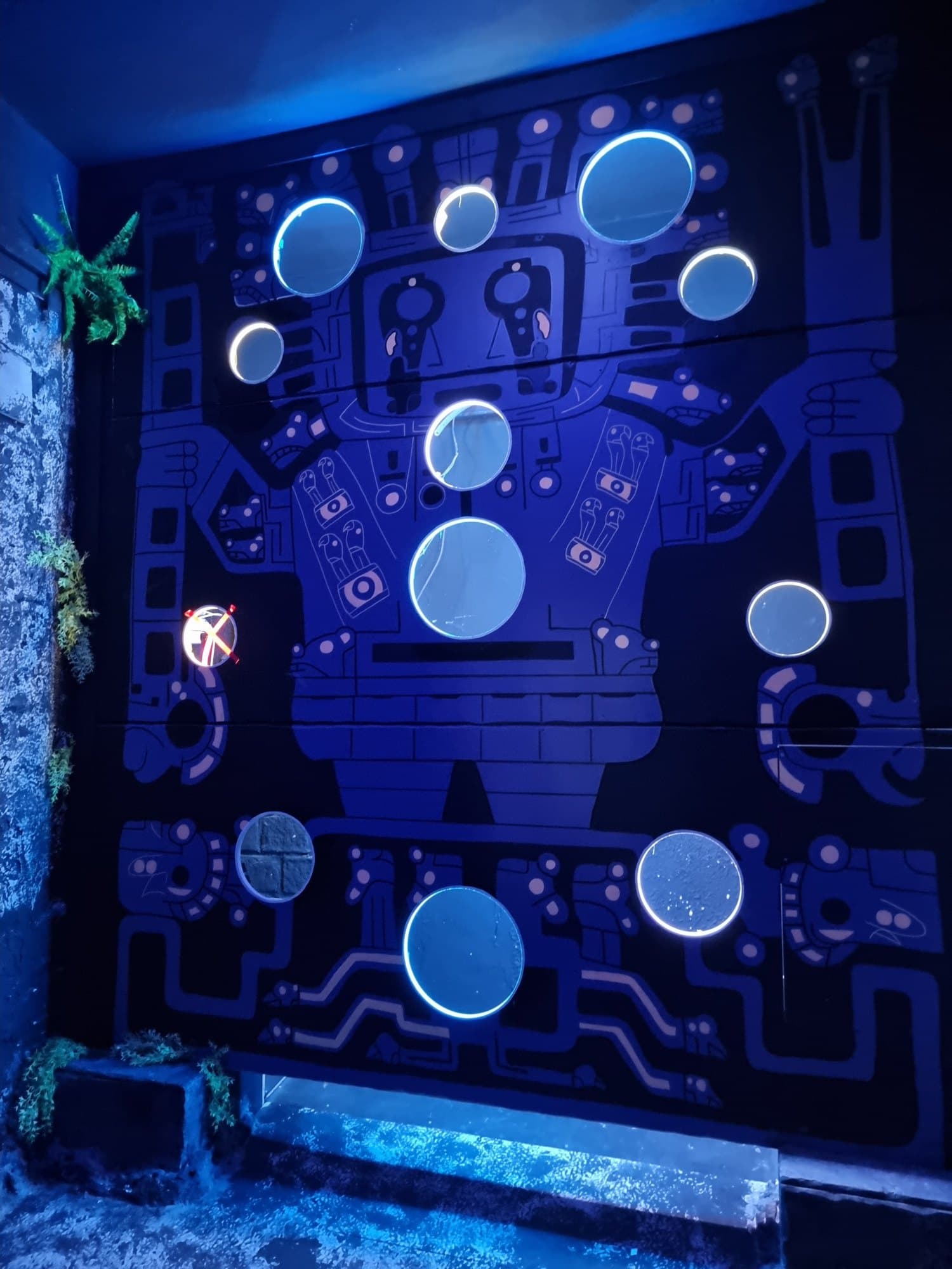 Le mur de jeu et ses cibles, premier essai de lumière noire
