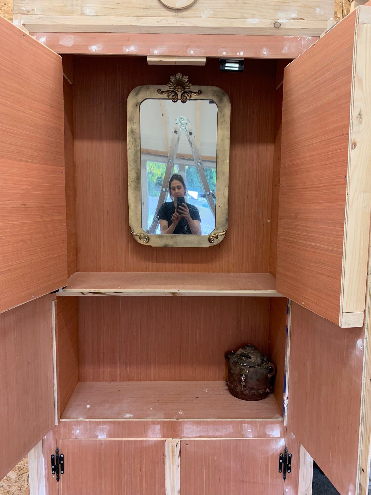La niche au miroir, montée dans le décor
