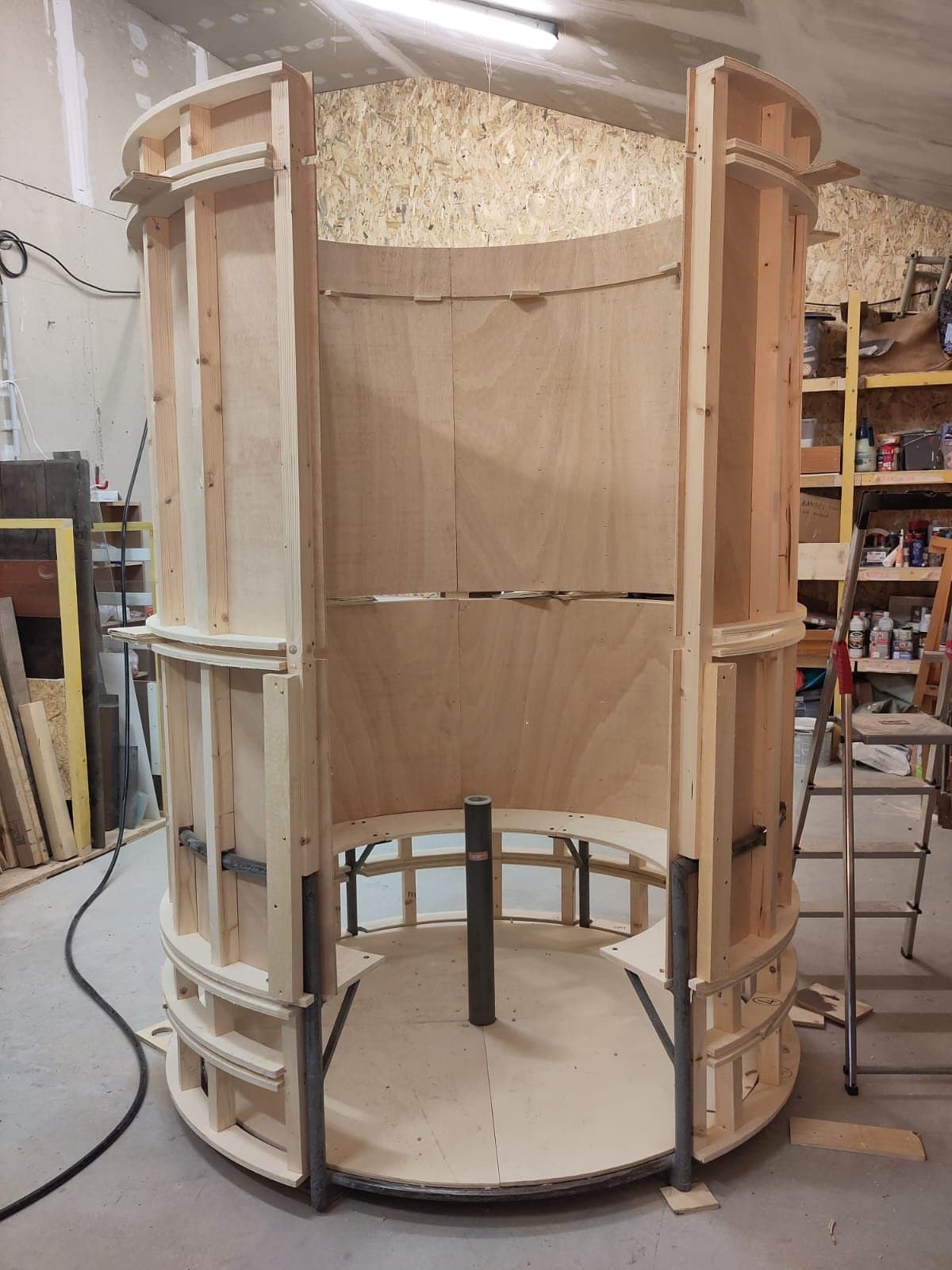 L'ossature du tonneau en cours de montage à l'atelier