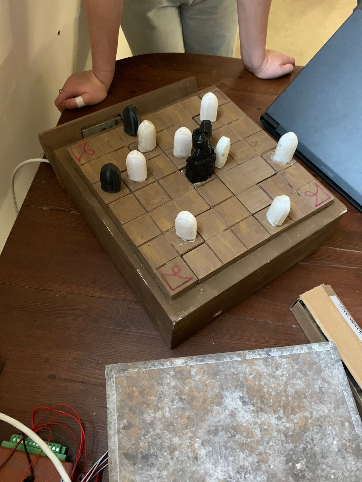 Le plateau de jeu et ses pions, avant intégration au décor