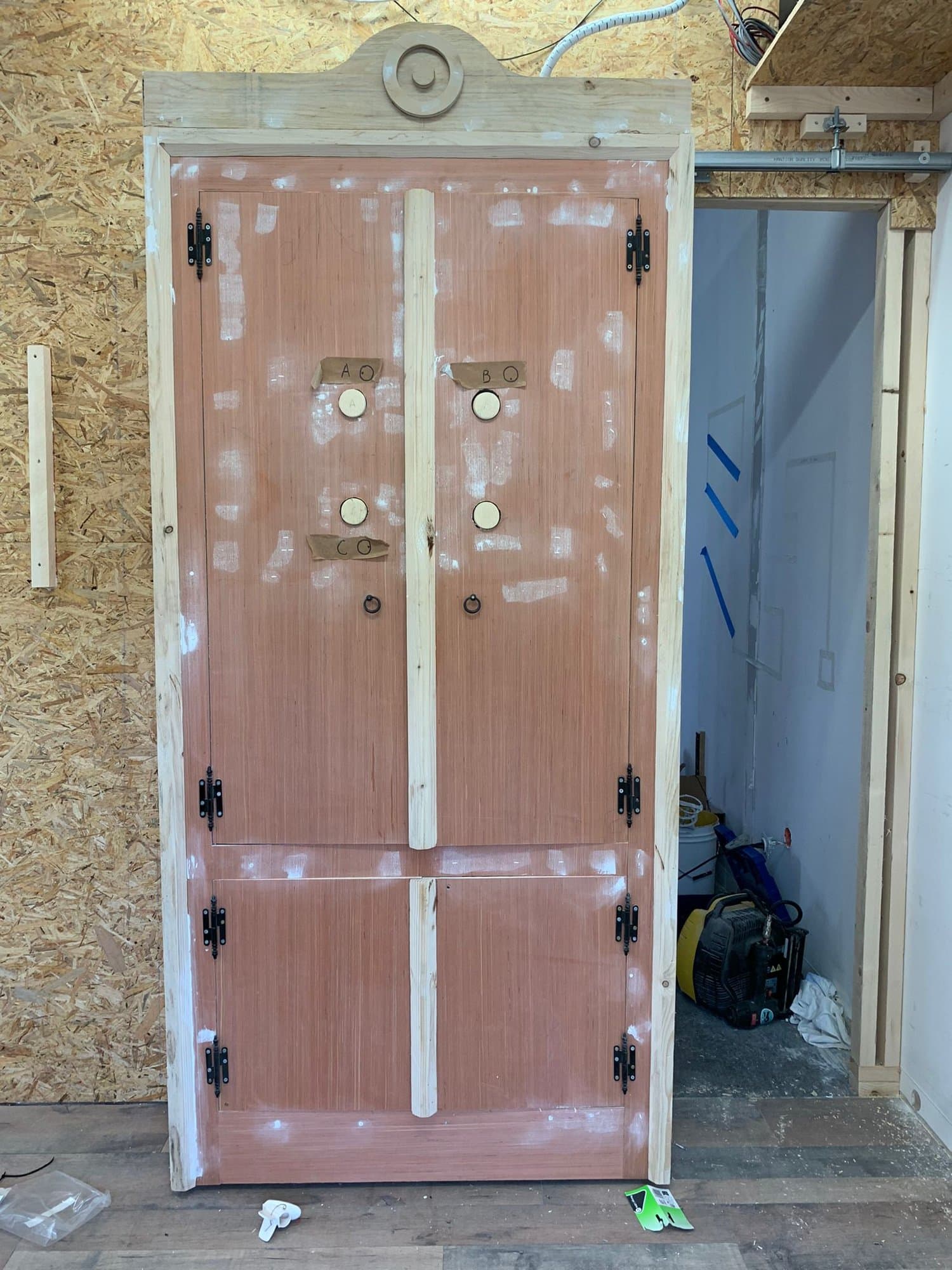La porte à serrures multiples, apprêtée avant patine