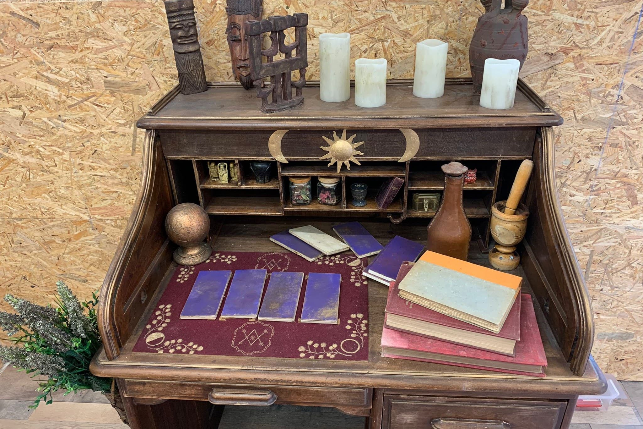 Secrétaire aux bougies, cartes et indices, décor d'une salle Mytho-Logique à Montpellier