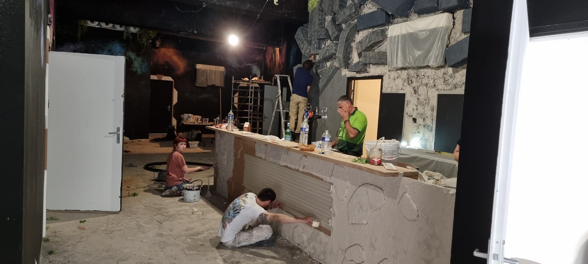 Le bar en finition, quelques jours avant l'ouverture
