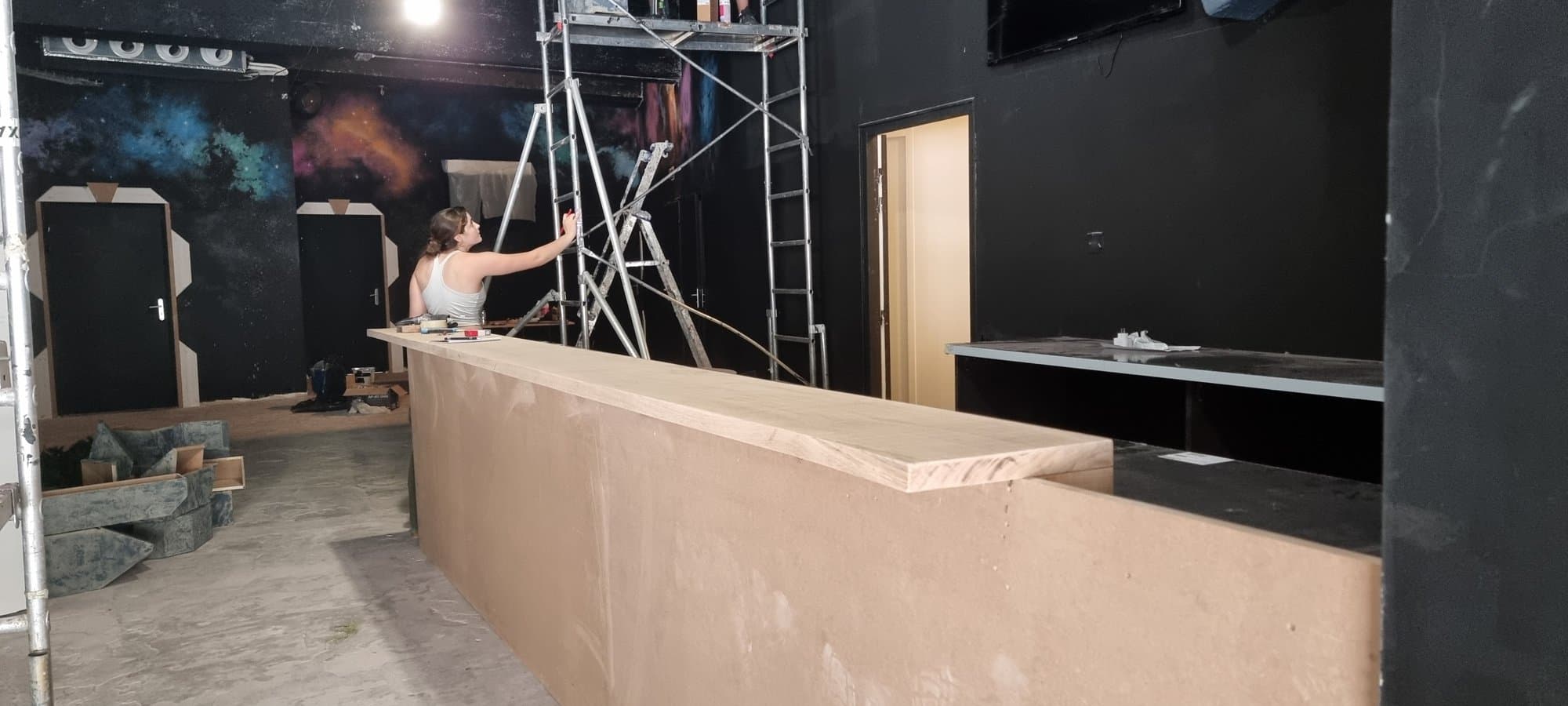 Le bar monté, la fresque commencée sur les murs