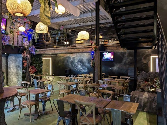 L'arbre central d'Otopia Le Havre et les tables