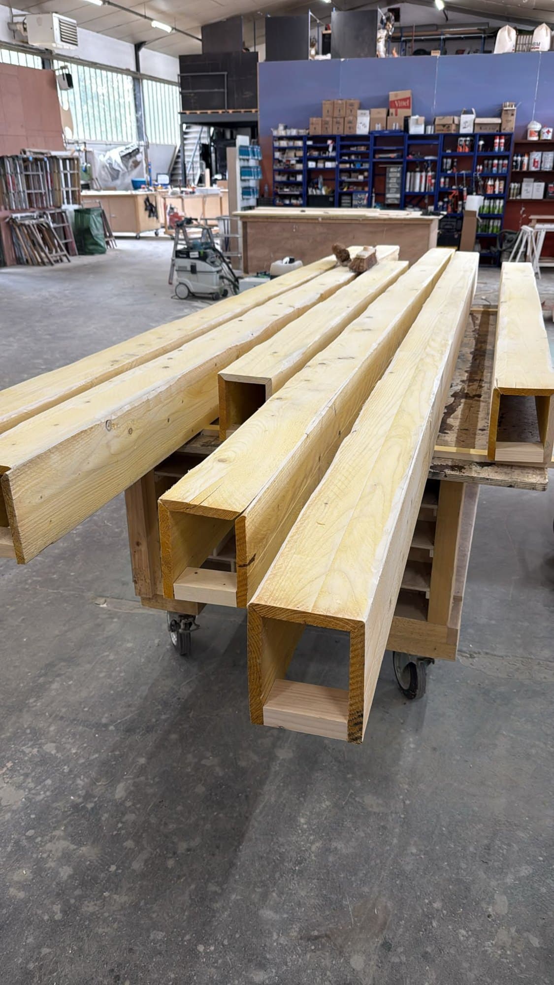 Caissons et poutres de bois en cours de fabrication à l'atelier