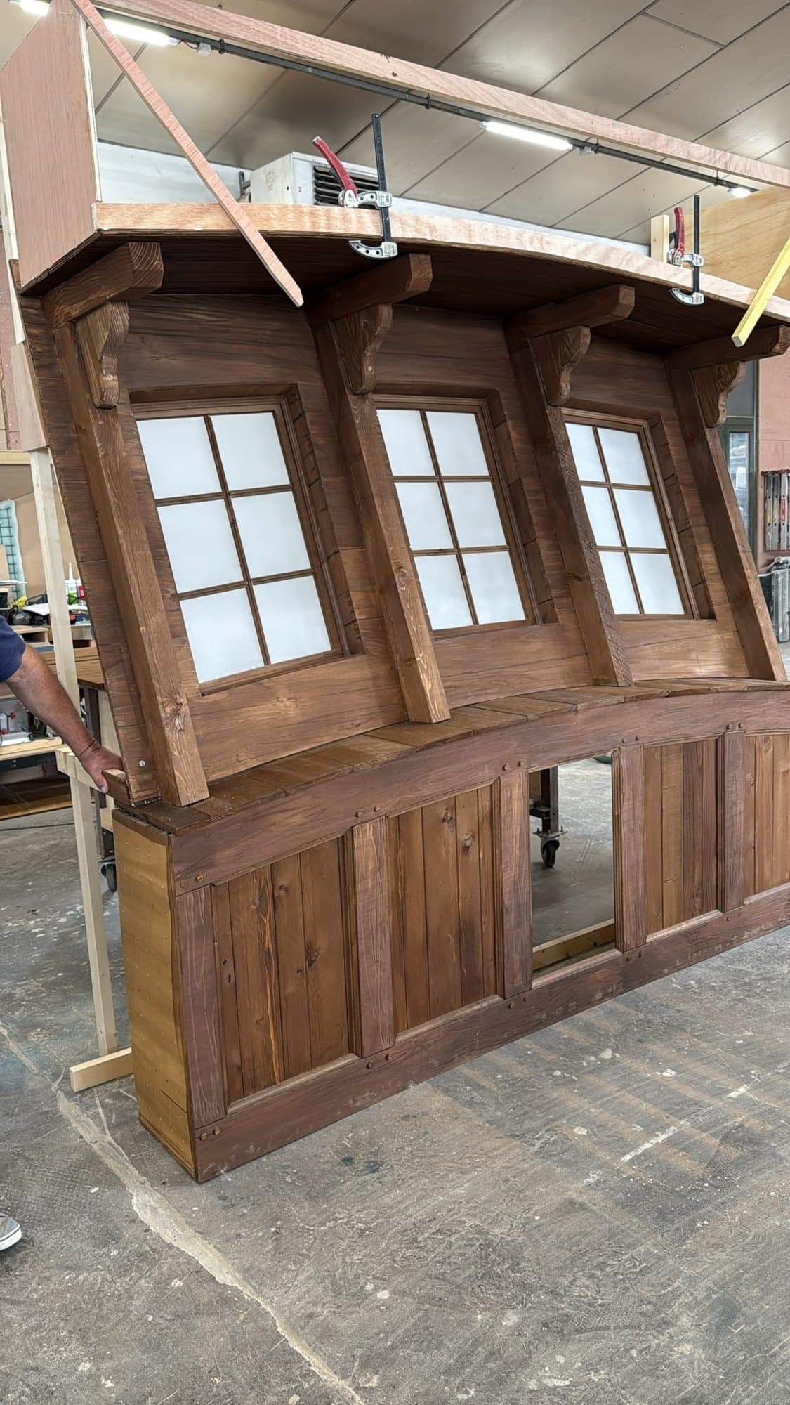 La façade cintrée à petits carreaux, patinée à l'atelier