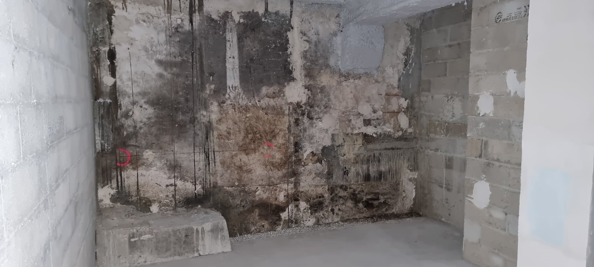 Un mur de pierre décapé, avant habillage