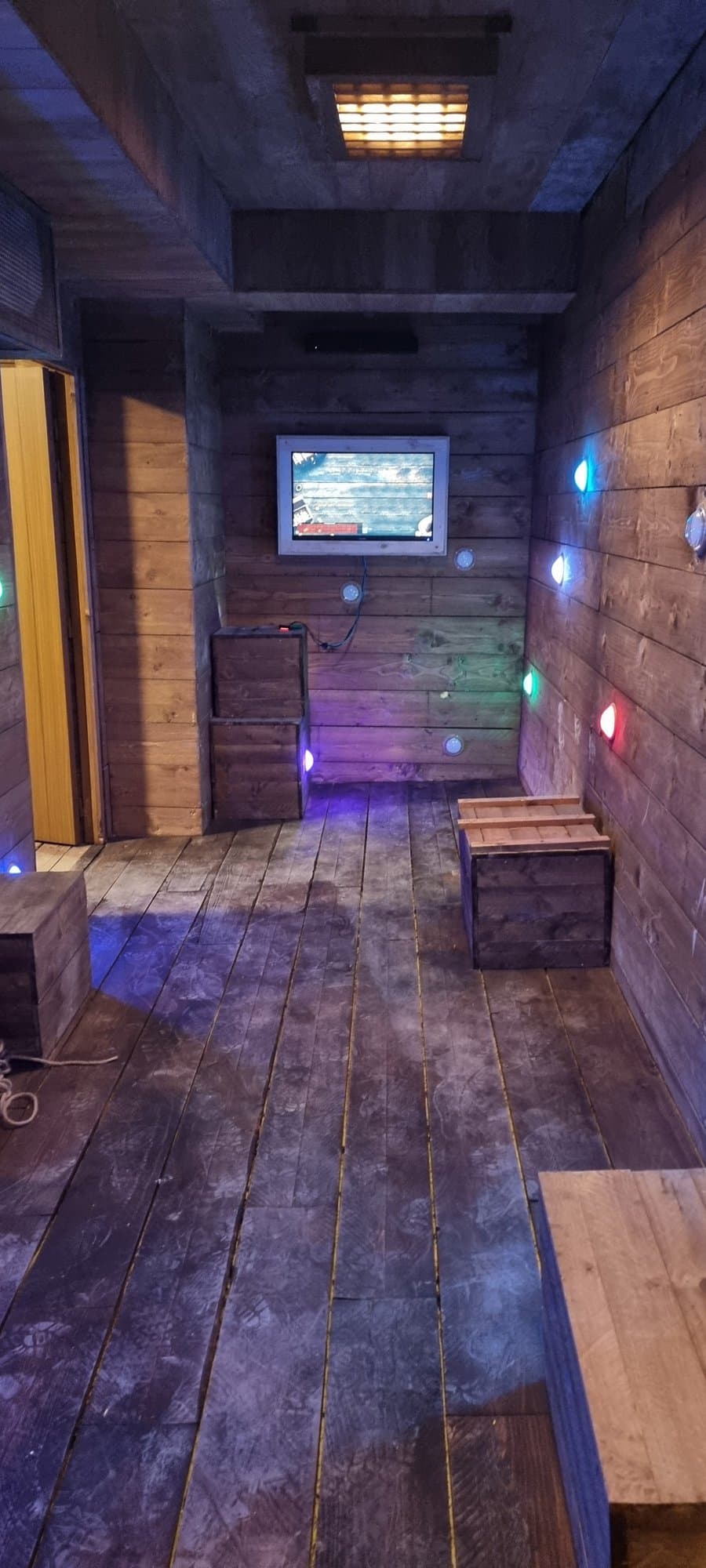 Une salle du parcours, éclairage de jeu en place