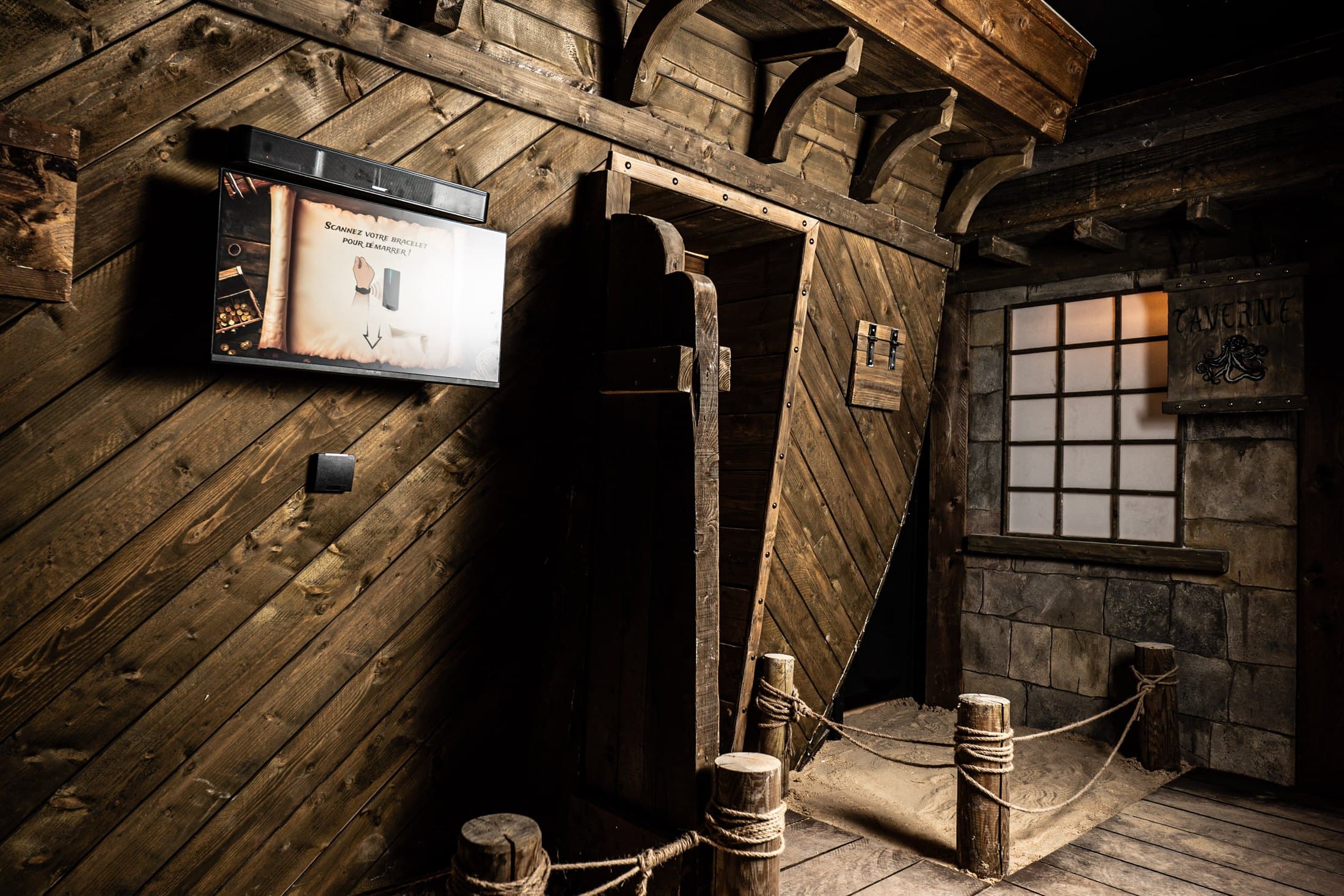 L'entrée du parcours dans la coque du navire, à Pirate Experience Paris